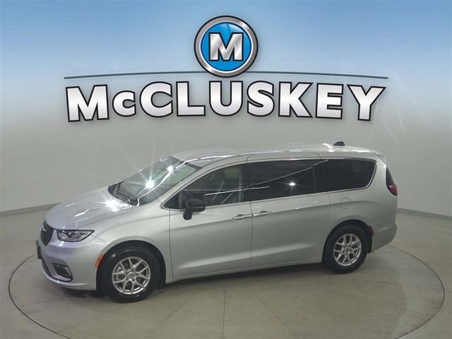 2024 Chrysler Pacifica Touring L's photo