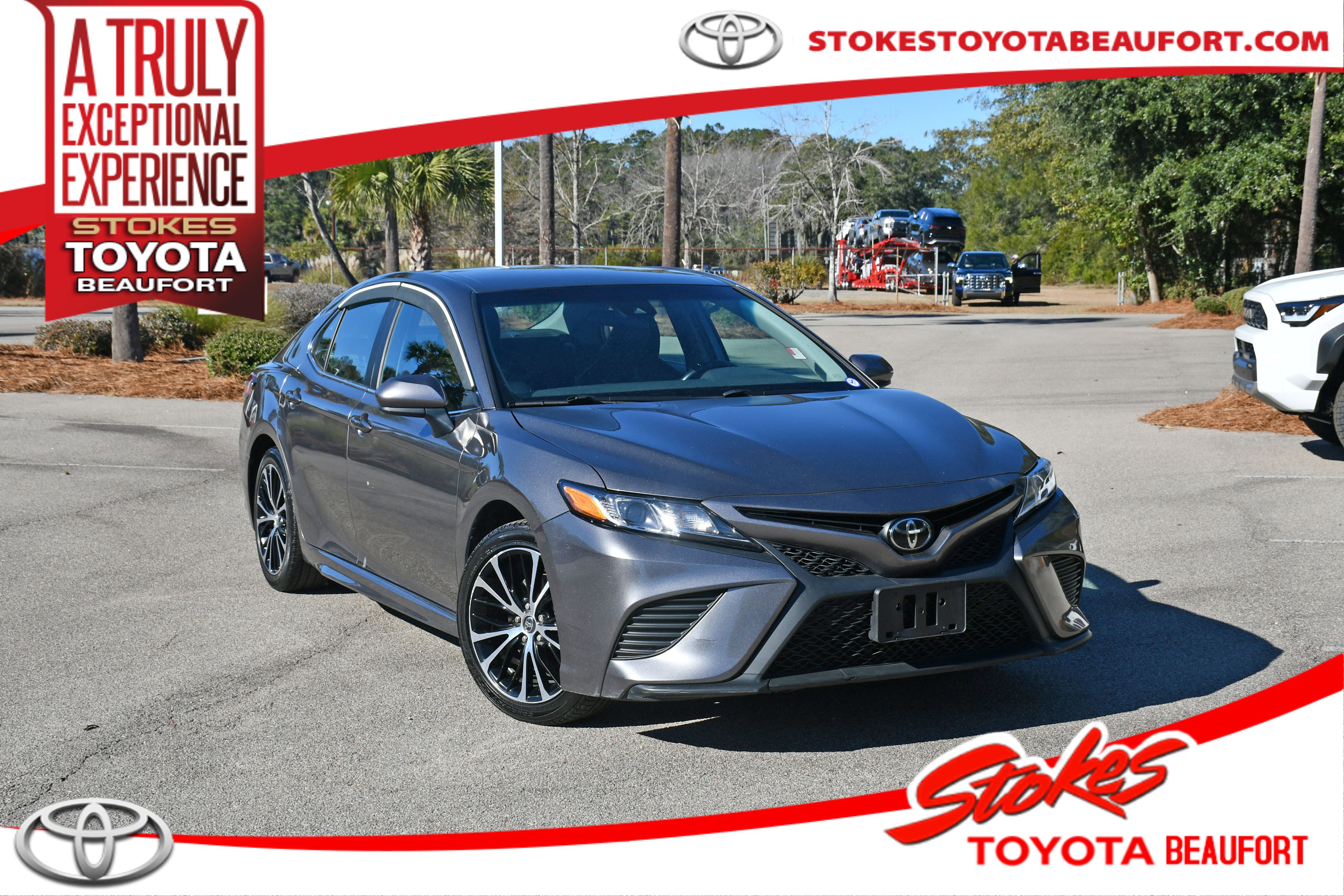 2020 Toyota Camry SE's photo