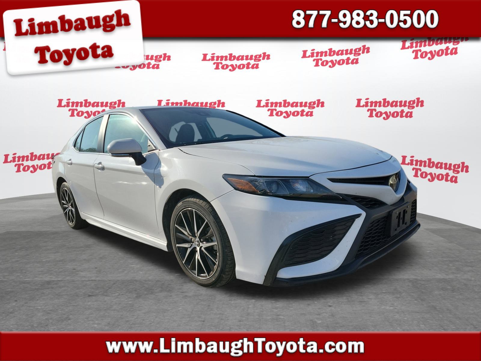 2024 Toyota Camry SE's photo