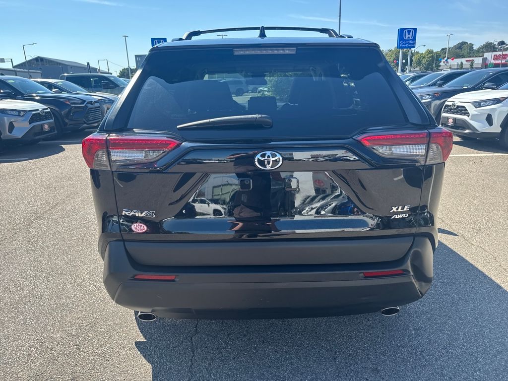 2023 Toyota RAV4 XLE photo 3