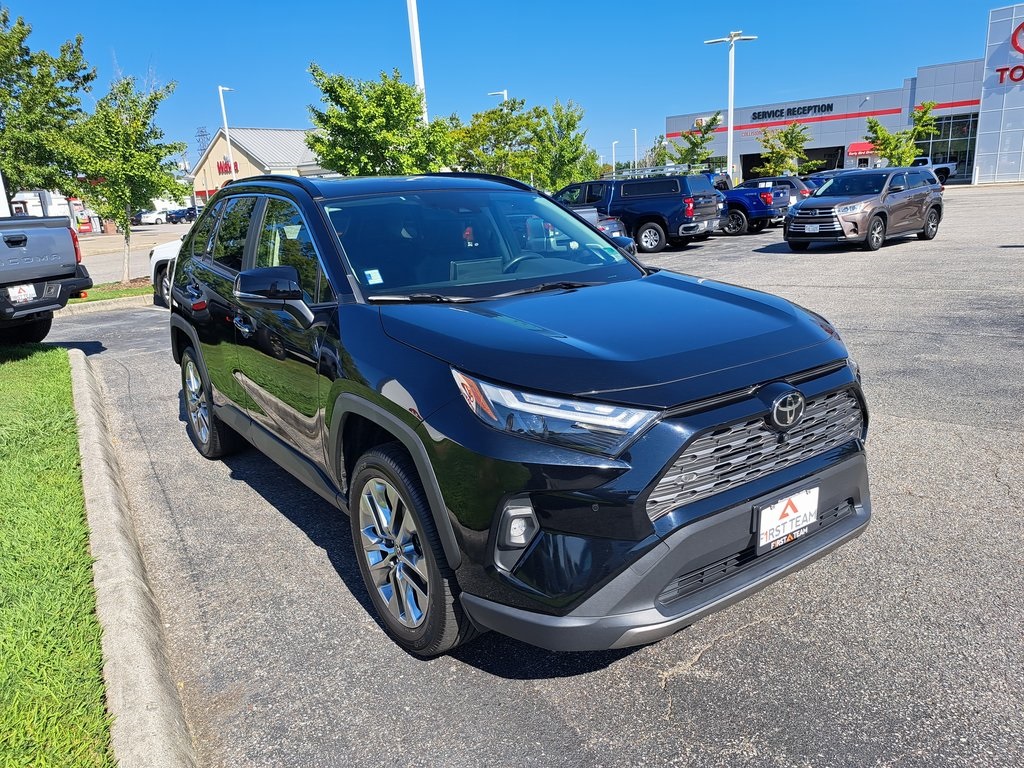 2022 Toyota RAV4 Limited photo 4