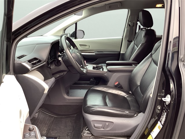2021 Toyota Sienna LE photo 16