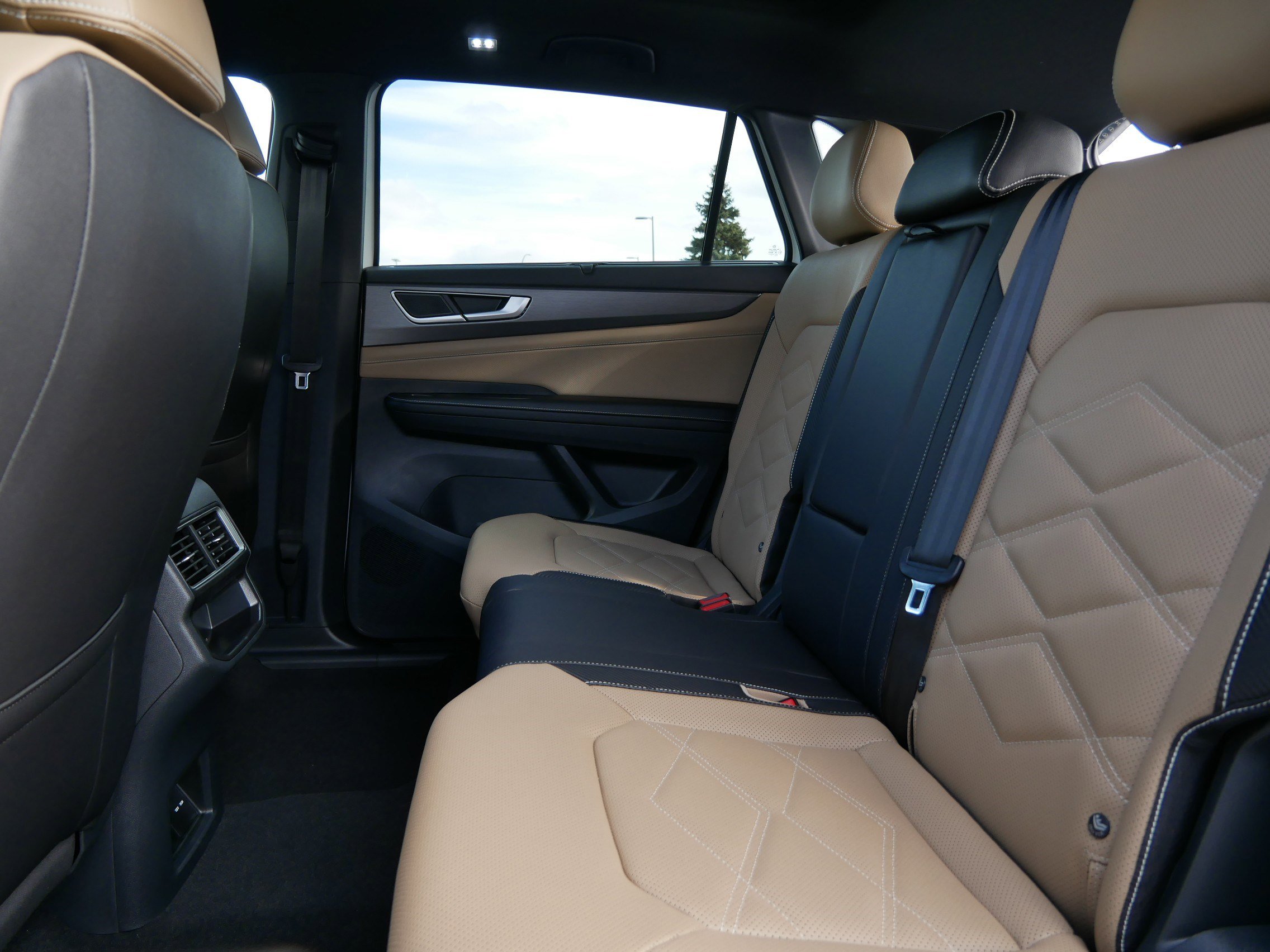 2026 Volkswagen Atlas Cross Sport SE photo 3