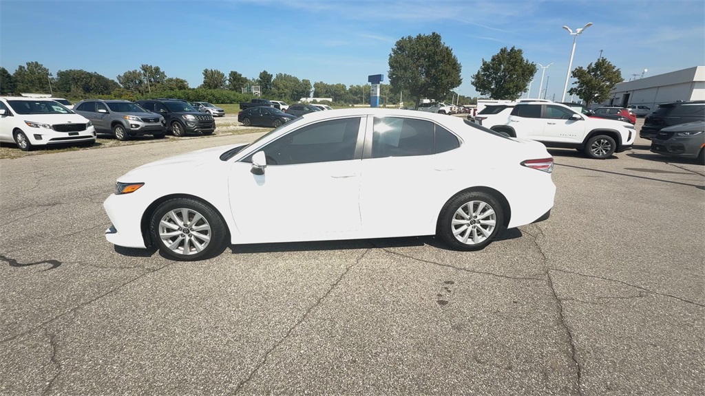 2018 Toyota Camry LE photo 5