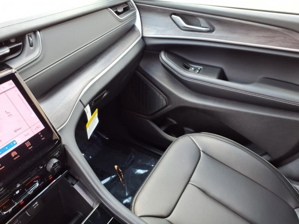 2025 Jeep Grand Cherokee Limited photo 18