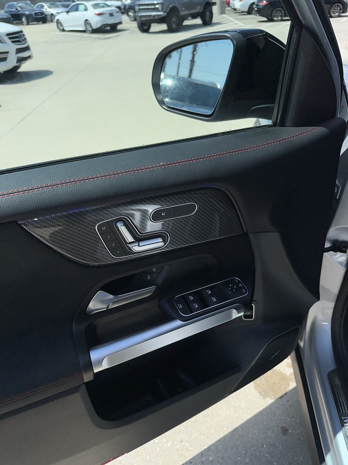 2025 Mercedes Benz GLB 250 photo 13