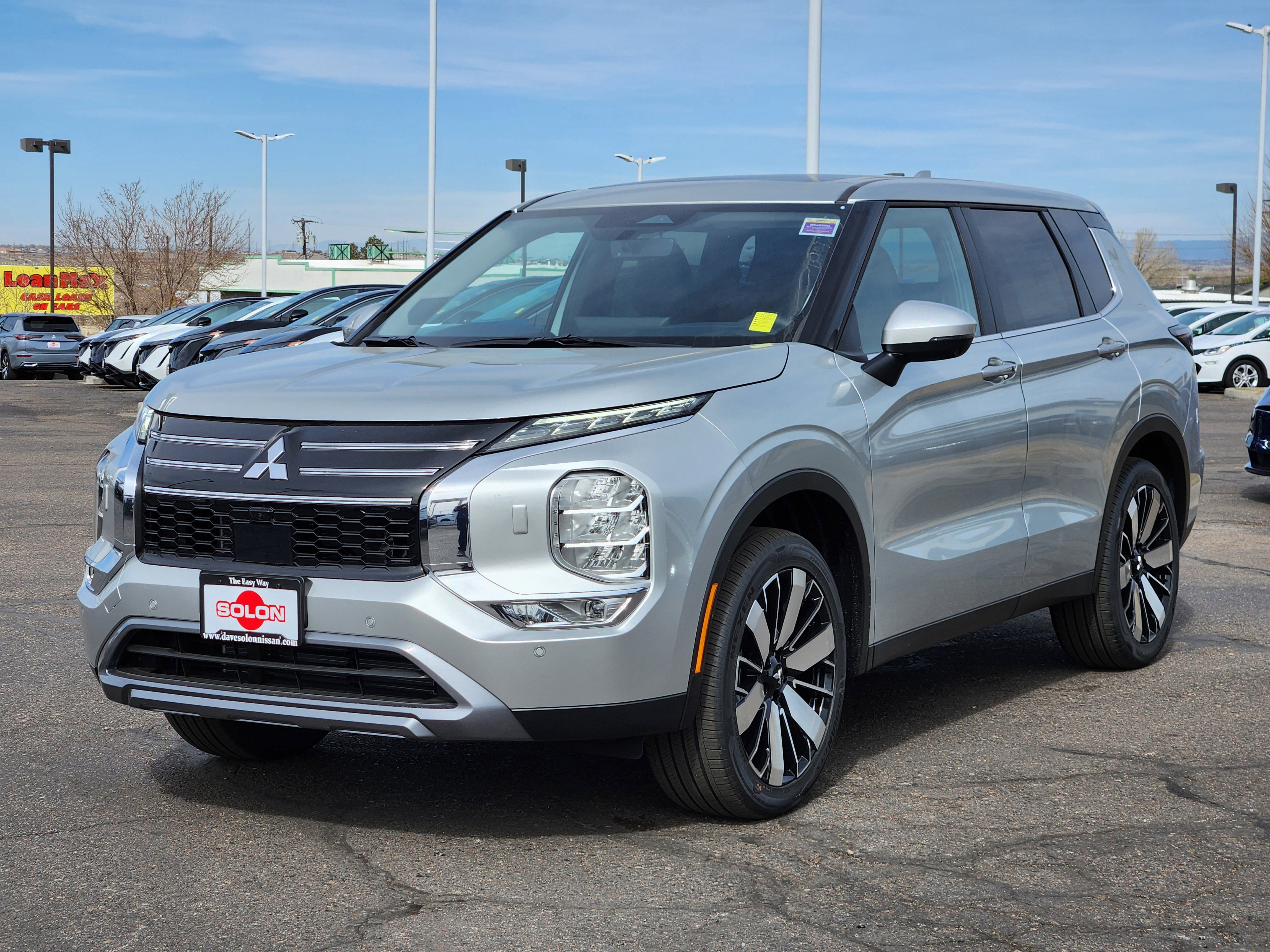 2025 Mitsubishi Outlander SE's photo