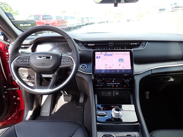 2025 Jeep Grand Cherokee Limited photo 13