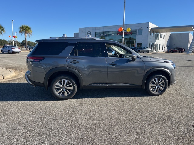2025 Nissan Pathfinder SL photo 3