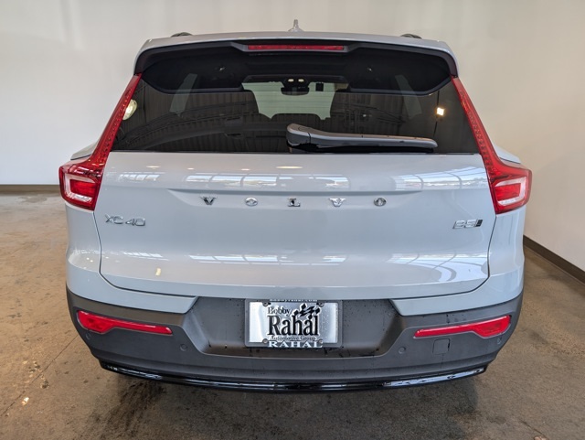 2025 Volvo XC40 Plus photo 2
