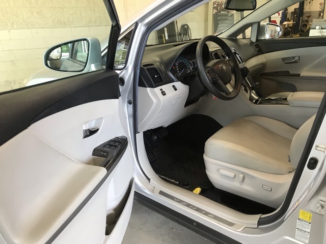 2014 Toyota Venza LE photo 10