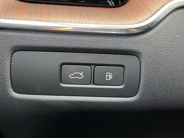2023 Volvo XC60 Recharge Hybrid Ultimate photo 17