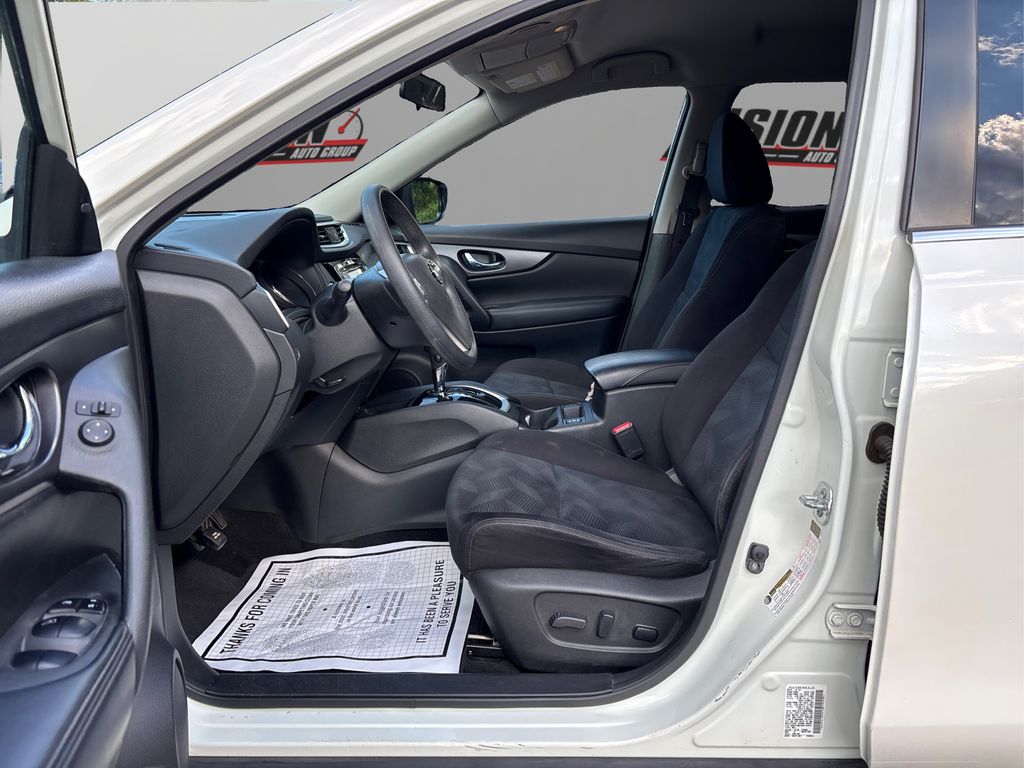 2016 Nissan Rogue SV photo 9