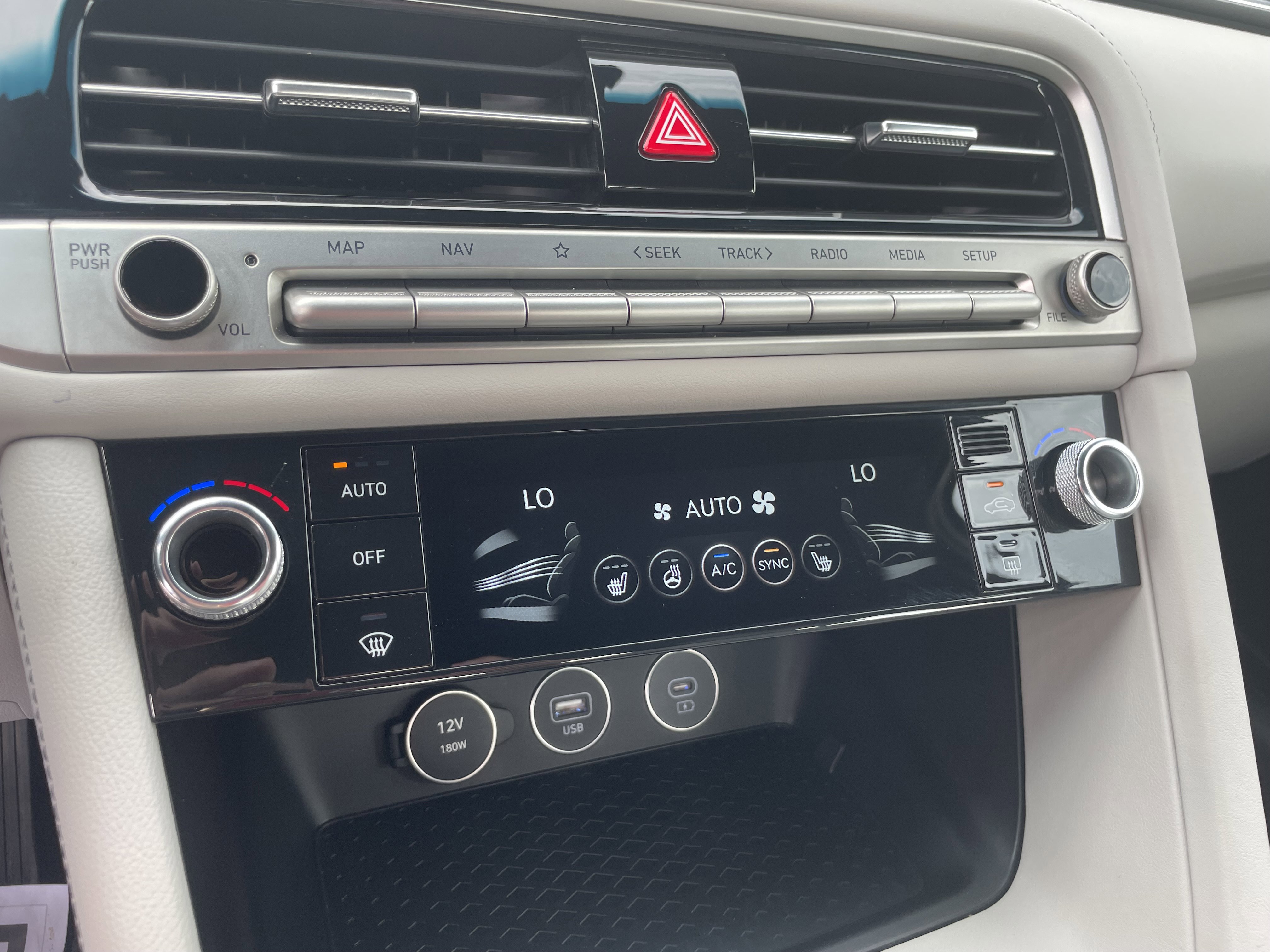 2025 Genesis G70 2.5T photo 3