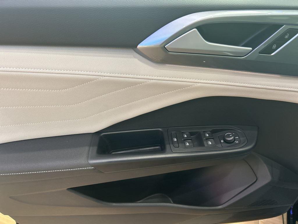2025 Volkswagen Taos SEL photo 10