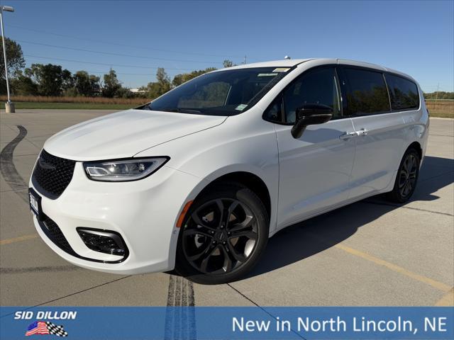 2026 Chrysler Pacifica Select's photo