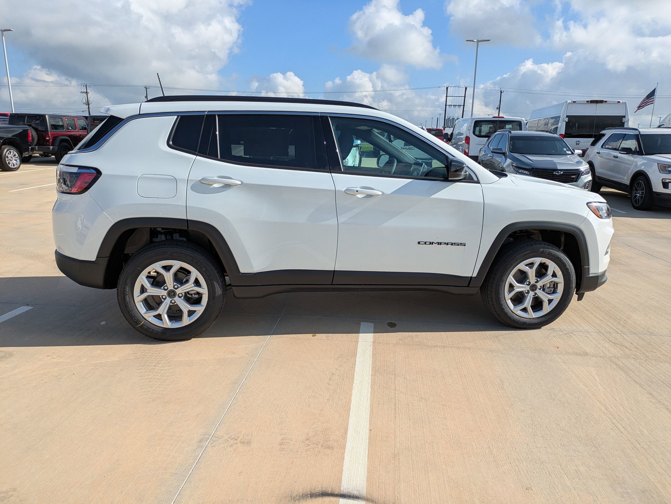 2025 Jeep Compass Latitude photo 2