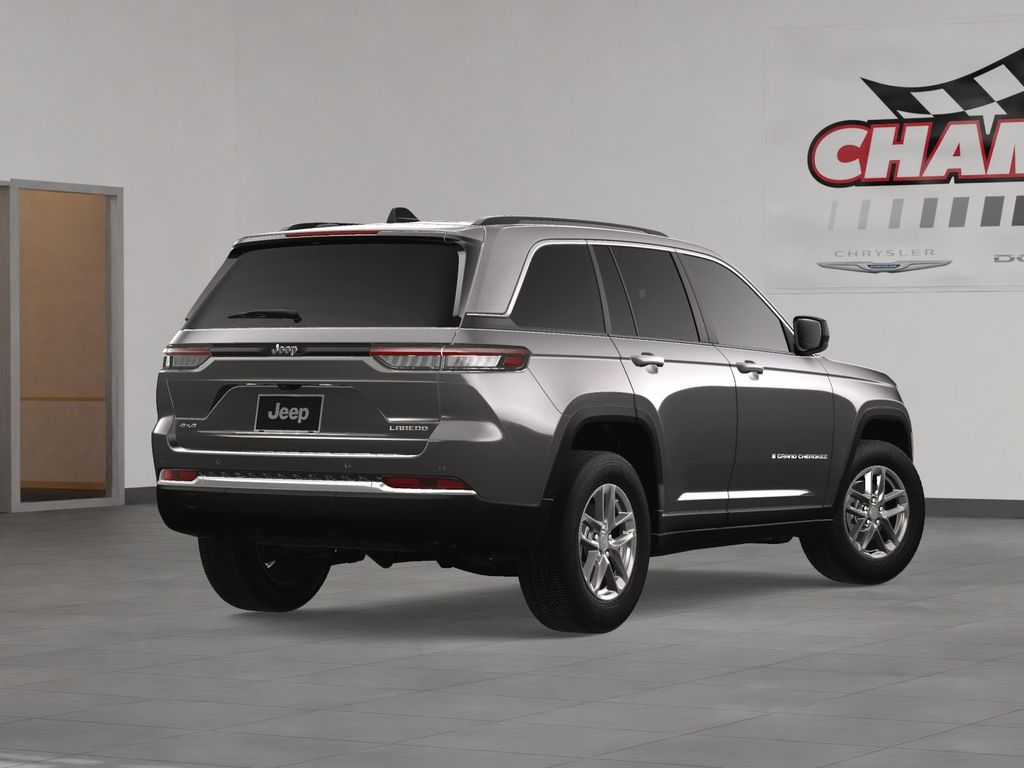 2025 Jeep Grand Cherokee Laredo photo 5