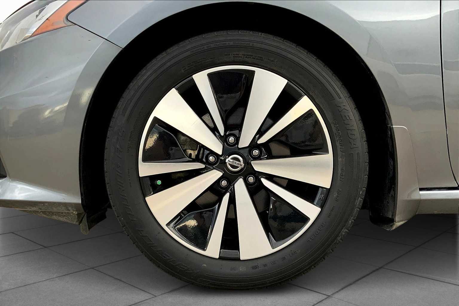 2021 Nissan Altima 2.5 SV photo 9