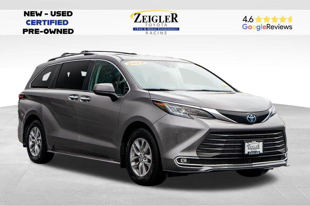 2022 Toyota Sienna XLE's photo