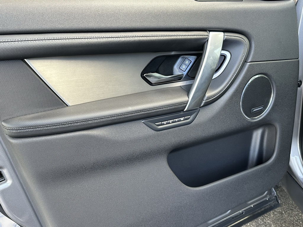 2025 Land Rover Discovery Sport Dynamic SE photo 10