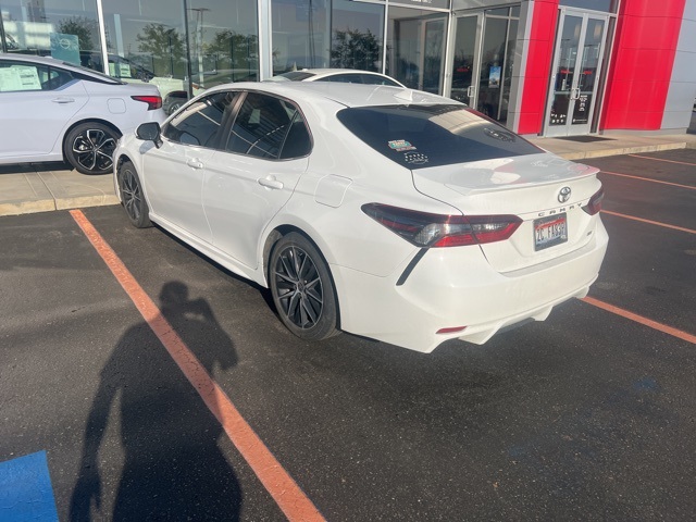 2023 Toyota Camry SE photo 3