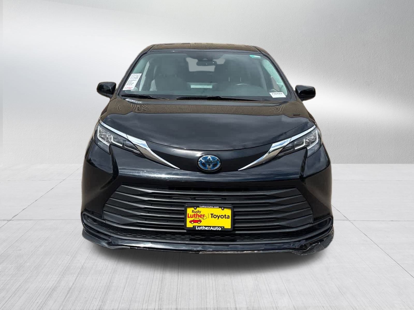 Used 2022 Toyota Sienna LE with VIN 5TDKRKEC9NS117934 for sale in Golden Valley, Minnesota
