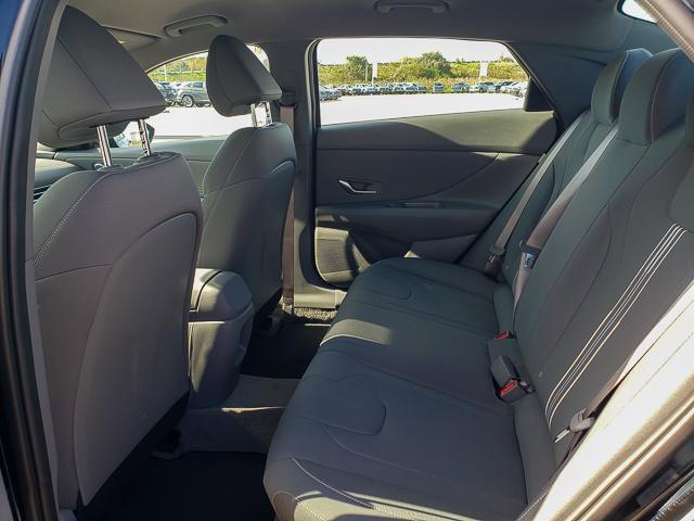 2025 Hyundai Elantra SEL Sport photo 18