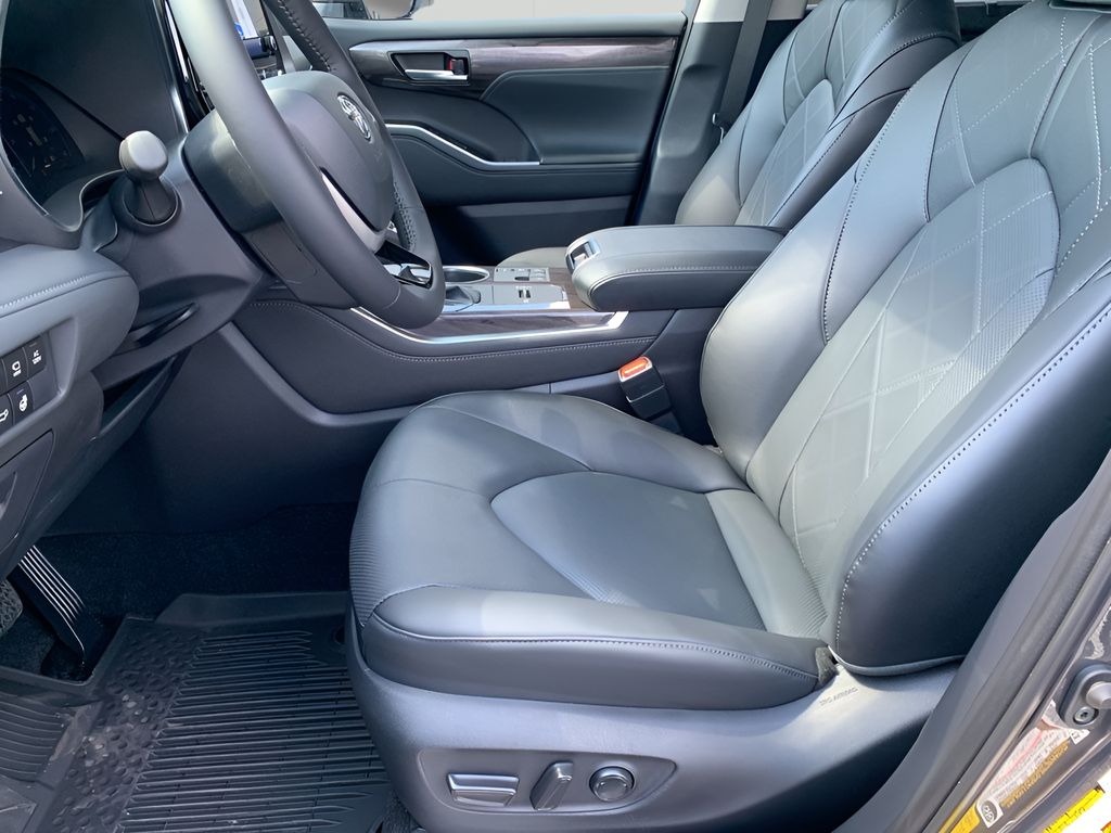 2025 Toyota Highlander Platinum photo 9