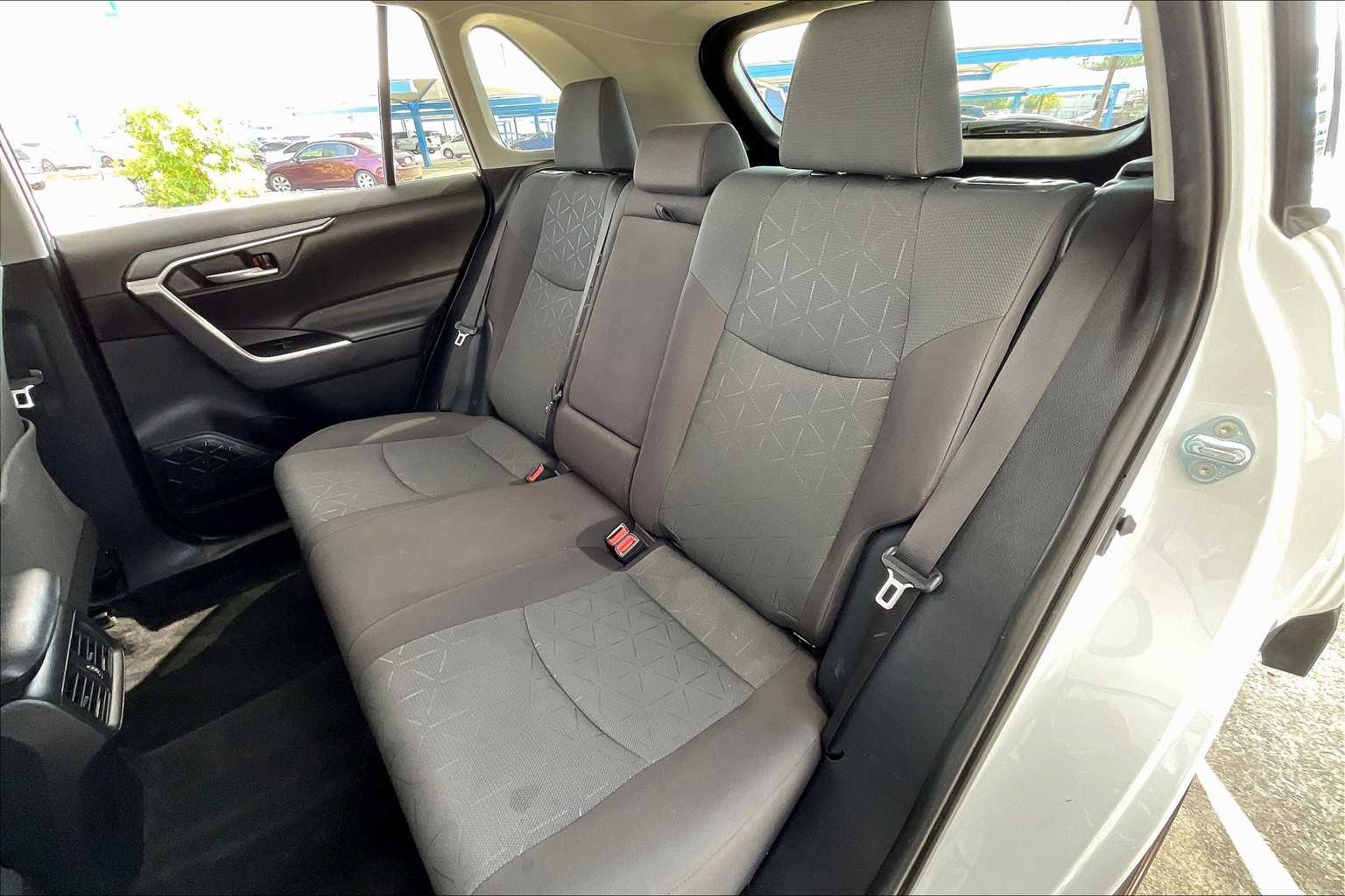 2024 Toyota RAV4 XLE photo 19