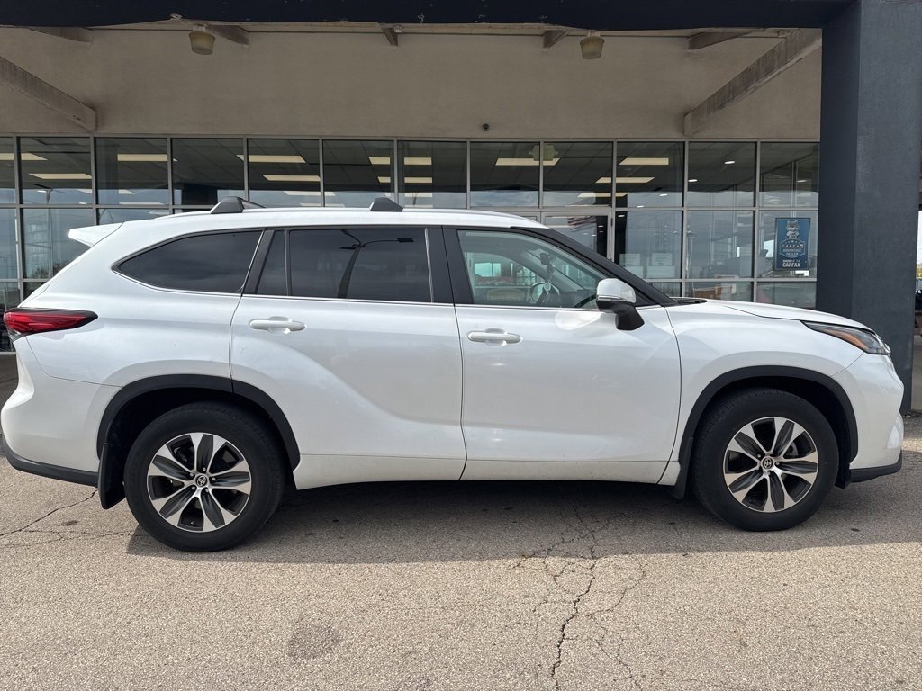 2023 Toyota Highlander XLE photo 3