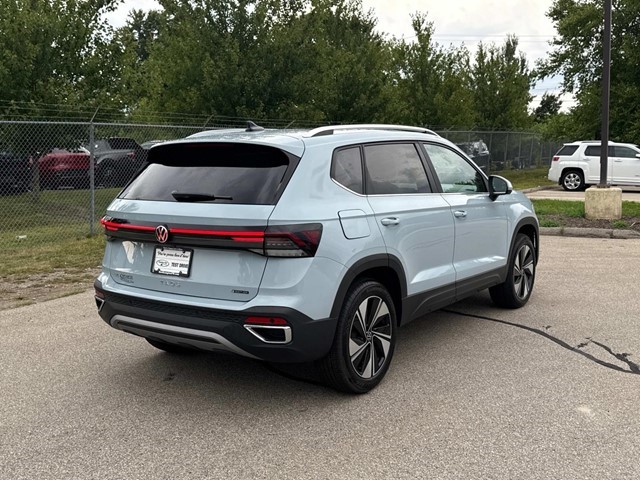 2025 Volkswagen Taos SE photo 2