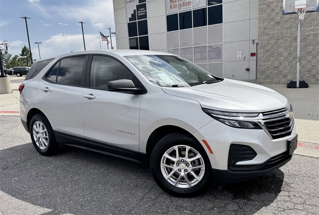 2022 Chevrolet Equinox LS photo 2