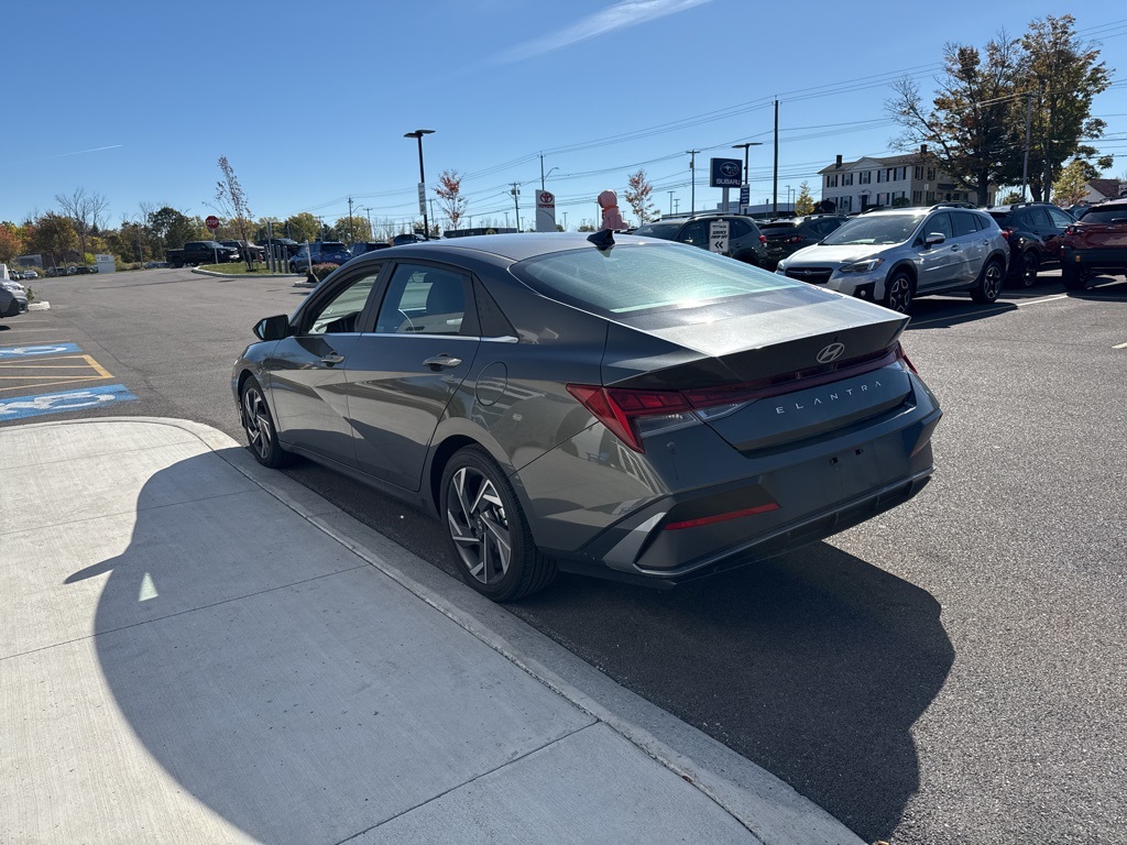 2024 Hyundai Elantra SEL Convenience photo 2