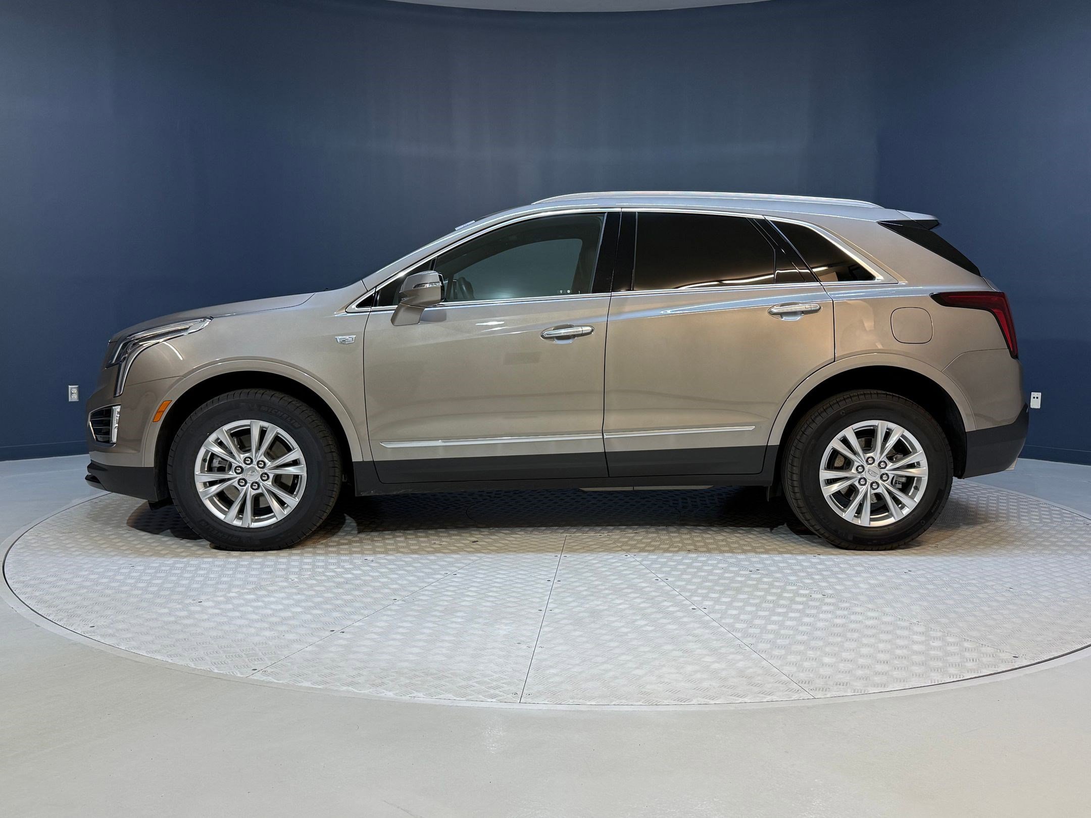 2023 Cadillac XT5 Luxury photo 2