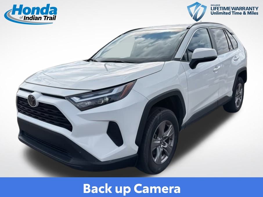 2024 Toyota RAV4 XLE's photo