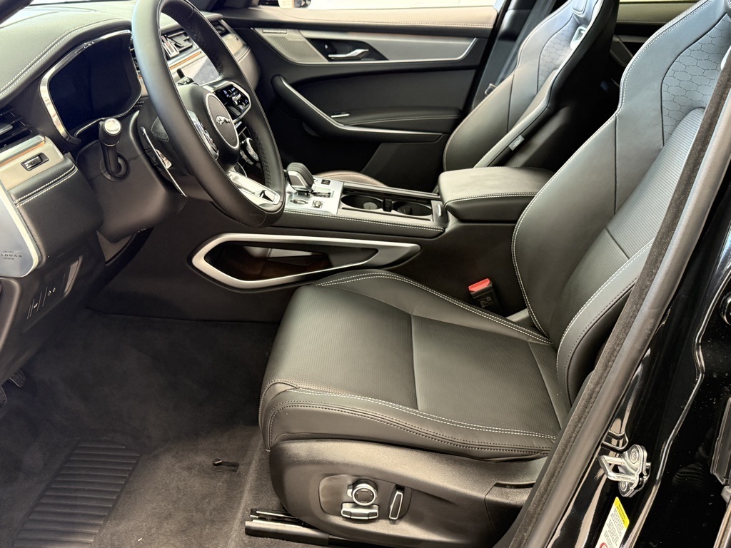 2026 Jaguar F-PACE P250 R-Dynamic S photo 9