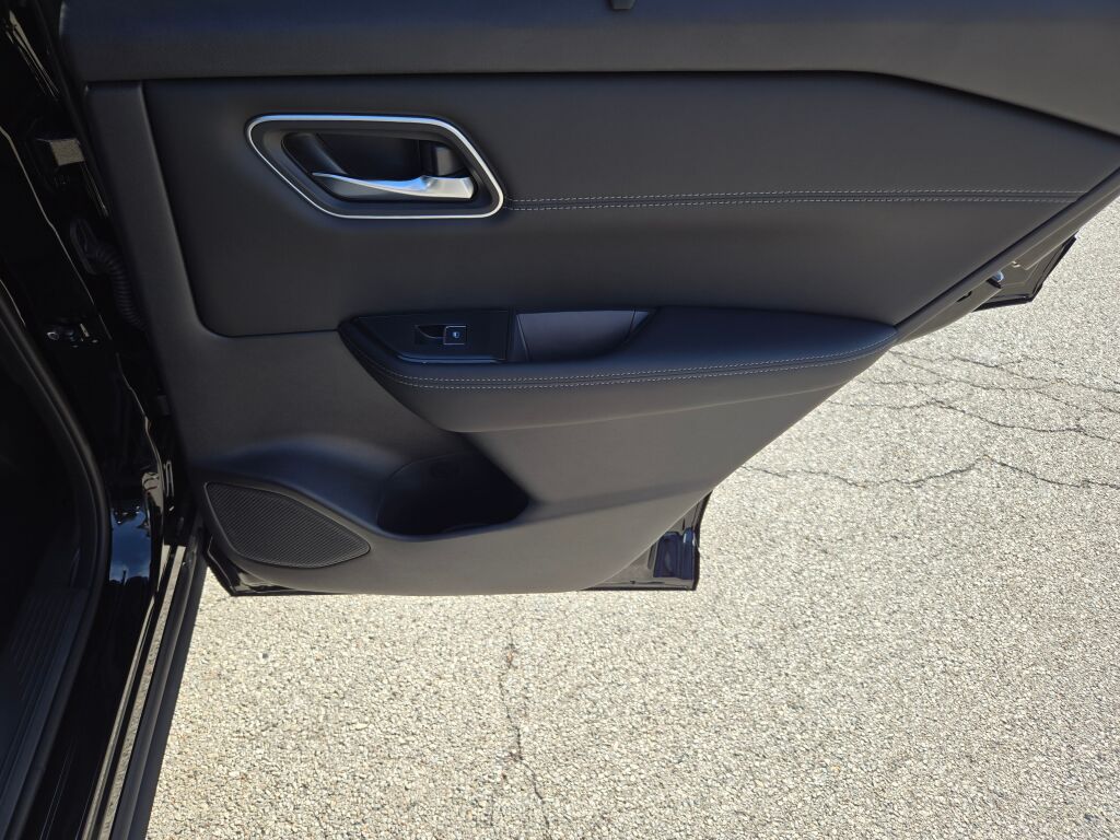 2026 Nissan Rogue Platinum photo 4