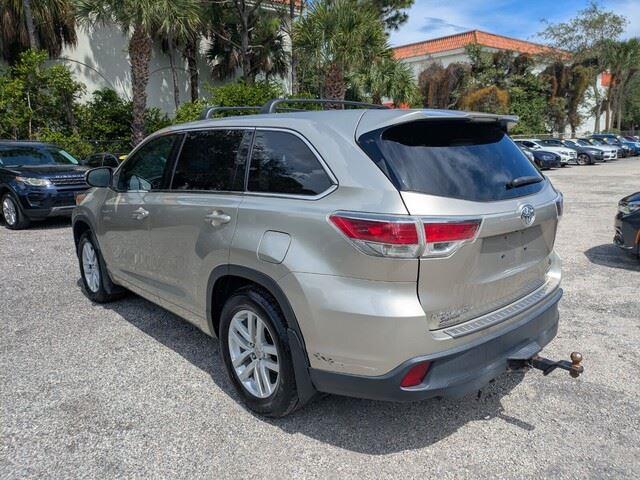 2014 Toyota Highlander LE photo 3