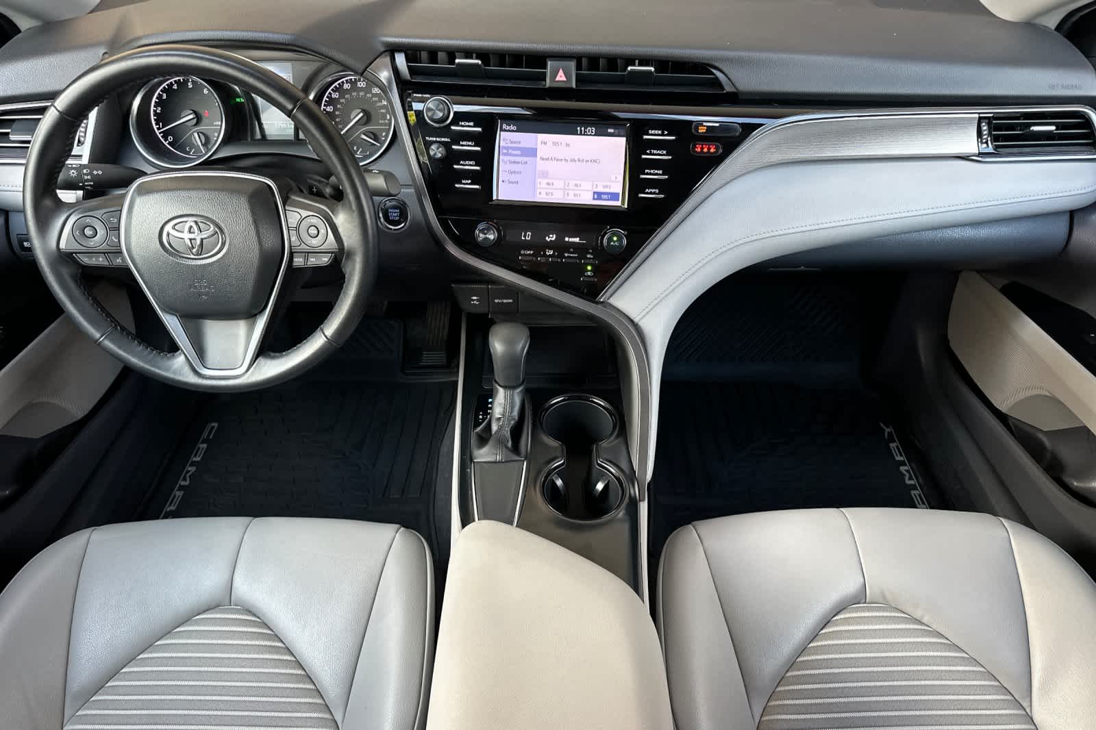 2019 Toyota Camry SE photo 3