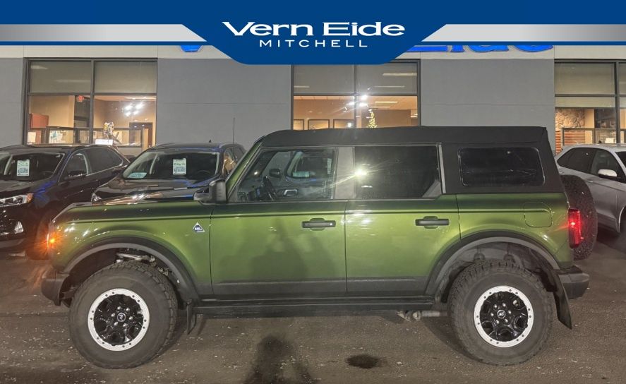 2023 Ford Bronco 4-Door Black Diamond's photo