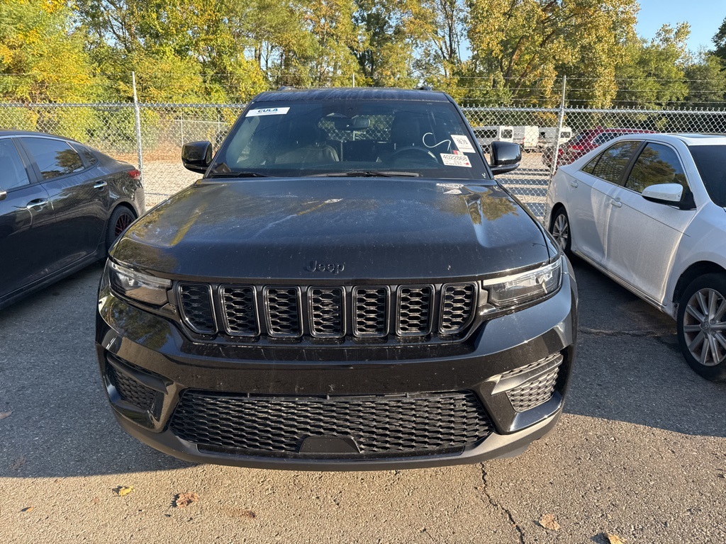 2022 Jeep Grand Cherokee Altitude photo 2