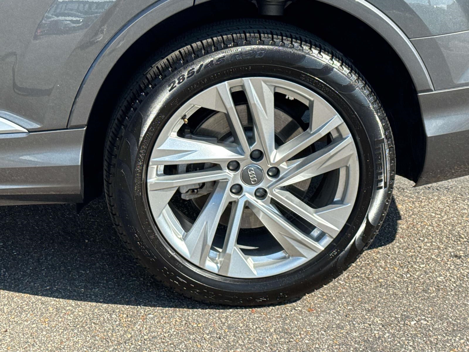 2020 Audi Q7 45 Premium Plus photo 2