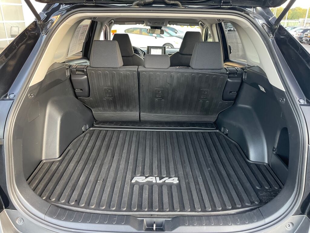 2019 Toyota RAV4 LE photo 16