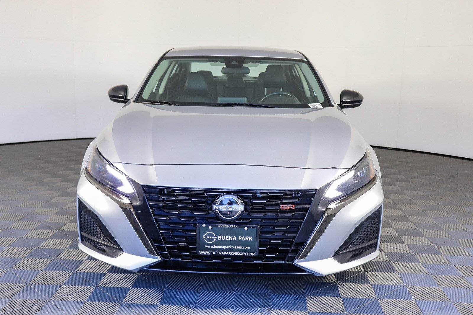 2023 Nissan Altima SR photo 2