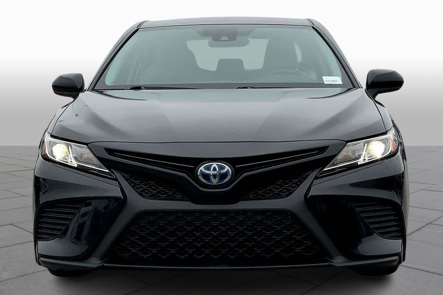 2019 Toyota Camry SE XLE Hybrid photo 2