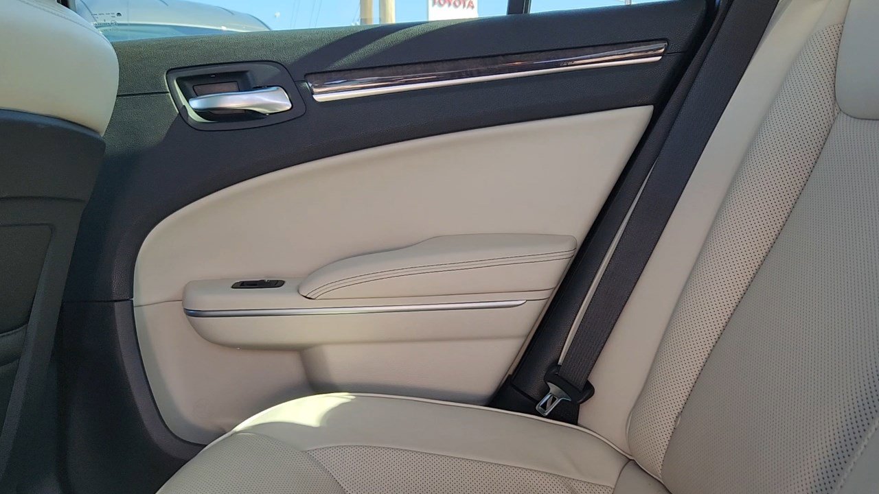 2022 Chrysler 300 Touring L photo 15