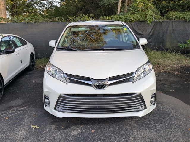 2019 Toyota Sienna Limited photo 2