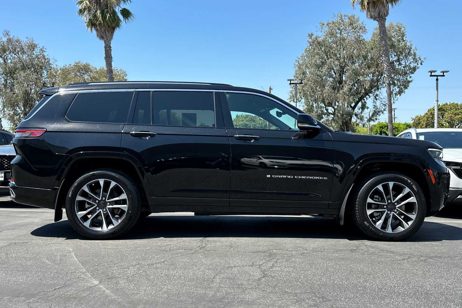 2022 Jeep Grand Cherokee Overland photo 3
