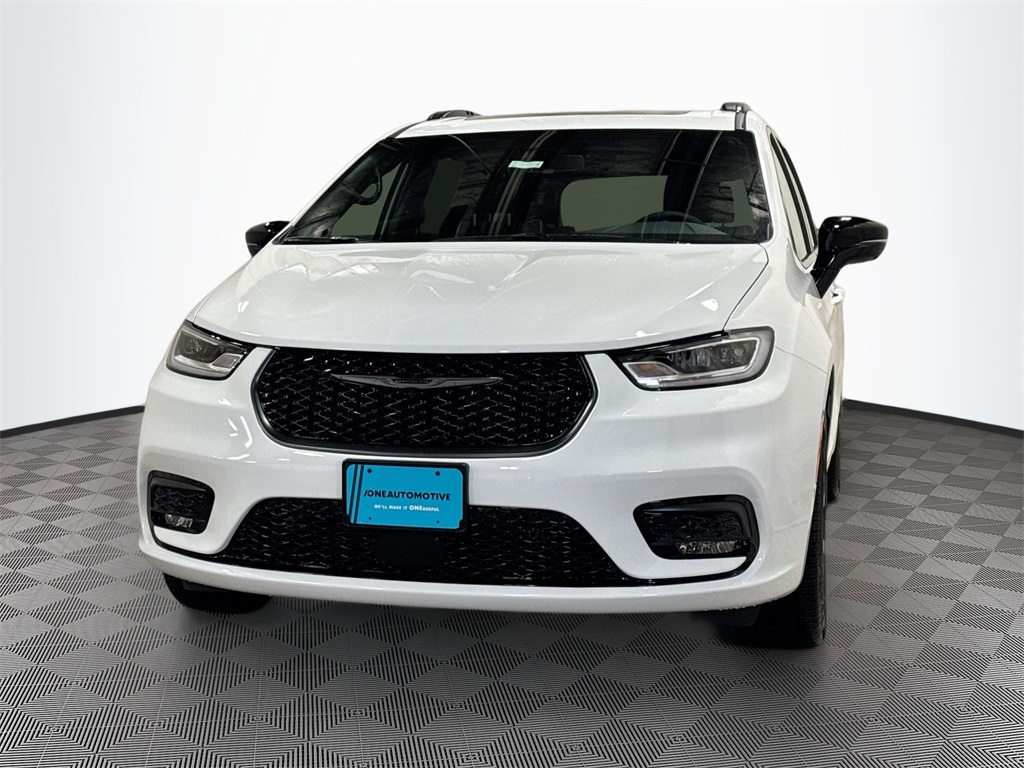 2026 Chrysler Pacifica Limited's photo